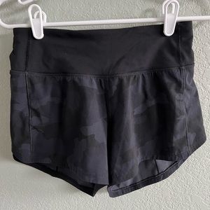 Lululemon Speed Up Mid-rise Lined Short 4”, size 2, black camo